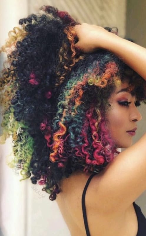 Cabelo com mechas de várias cores