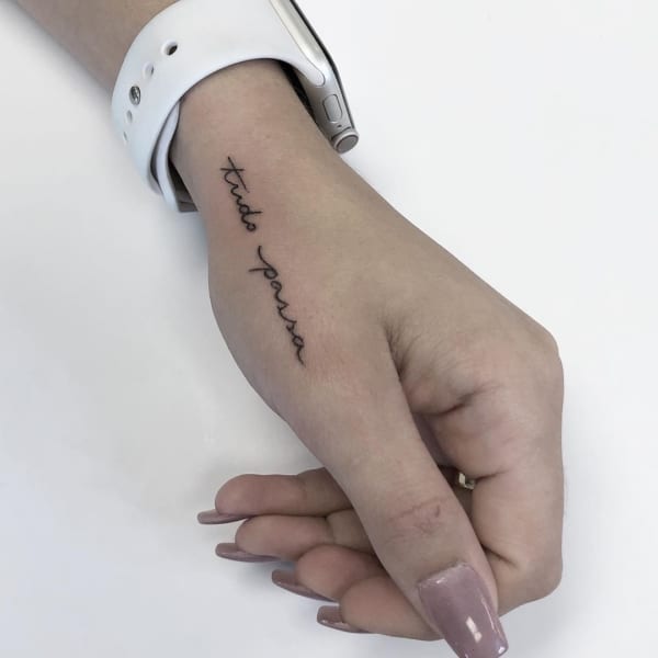 Tatuagem Tudo Passa na Mão