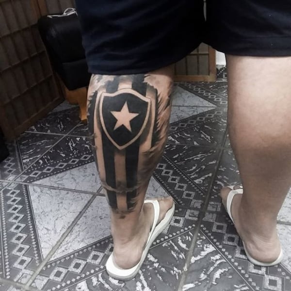 Tatuagem do Botafogo grande na perna