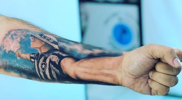 Tatuagem do Botafogo no braço