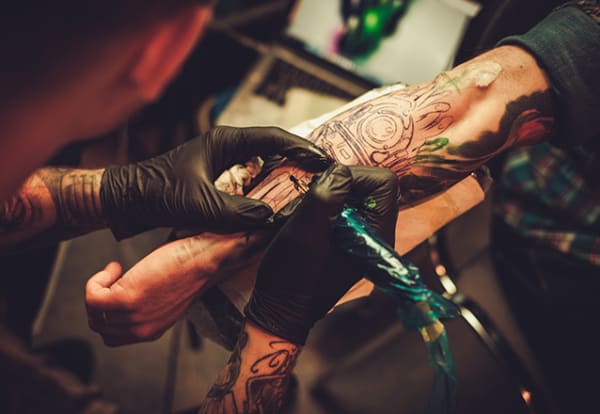 como cuidar de tatuagem
