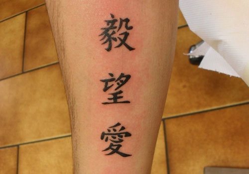 palavras chinesas tatuadas no braço