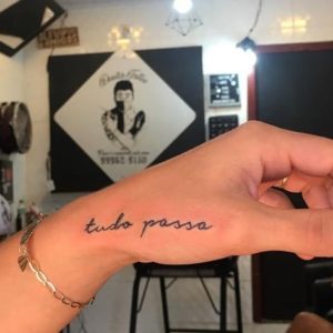 Tatuagem Tudo Passa: +70 ideias repletas de significado!