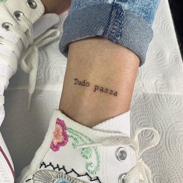 tatuagem Tudo Passa na perna