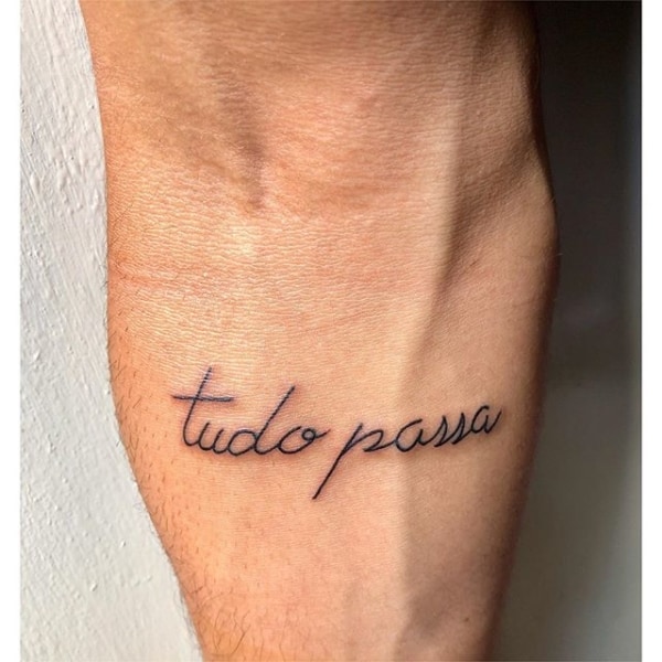 tatuagem Tudo Passa no braço masculino