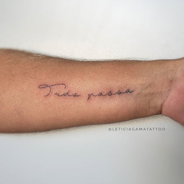 tatuagem Tudo Passa pequena no braço