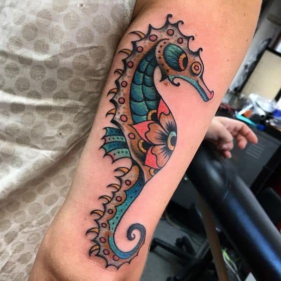 tatuagem cavalo marinho colorida