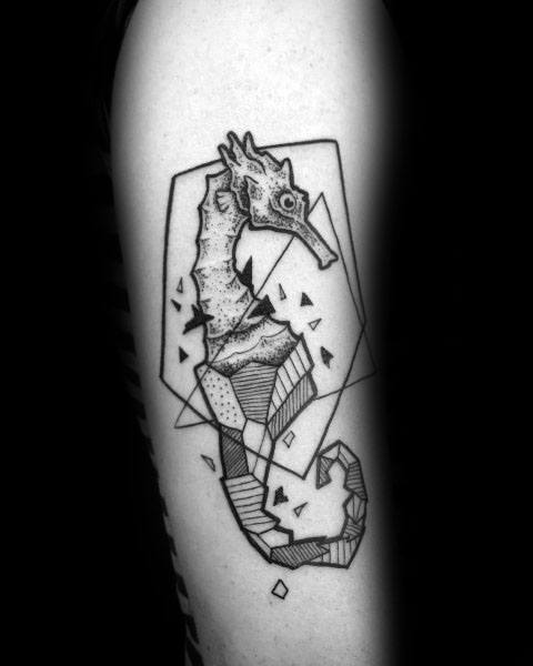 tatuagem cavalo marinho geometrica