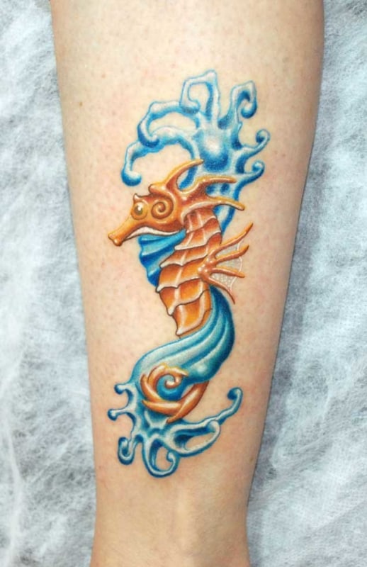 tatuagem cavalo marinho laranja e azul