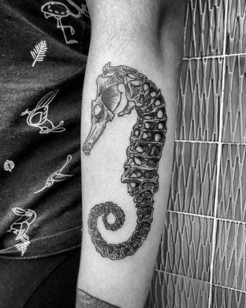 tatuagem cavalo marinho no braço