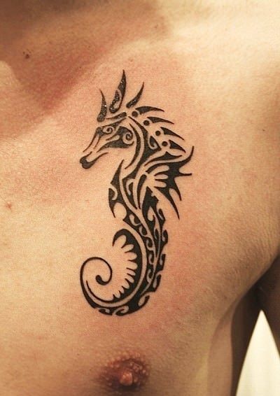 tatuagem cavalo marinho no peito