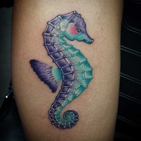 tatuagem cavalo marinho roxo e azul