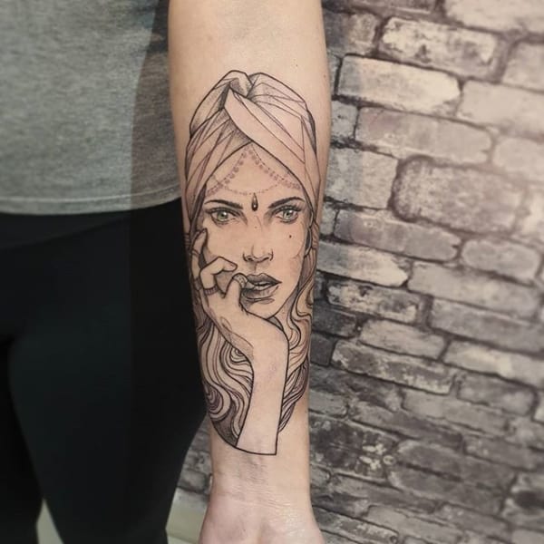 tatuagem cigana no braço feminina
