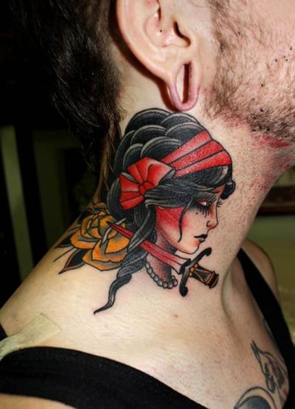 tatuagem cigana no pescoço