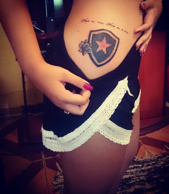 tatuagem feminina do Botafogo