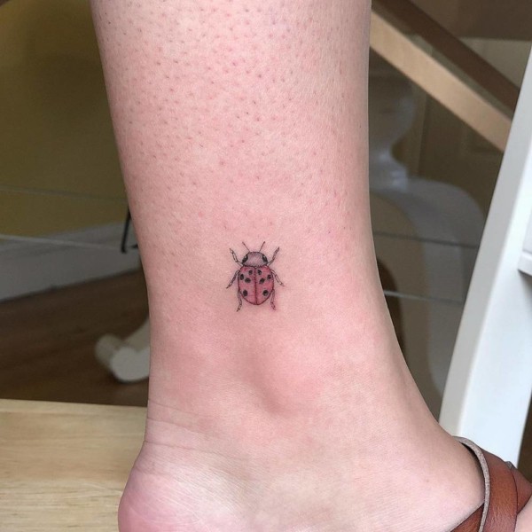 tatuagem de joaninha na perna pequena