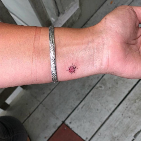 tatuagem de joaninha no bracinho