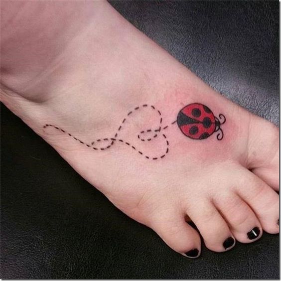 tatuagem de joaninha no peito do pé 1