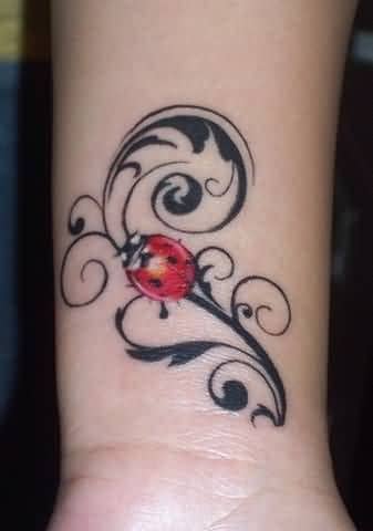 tatuagem de joaninha no pulso feminino