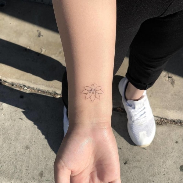 tatuagem fineline feminina flor de lotus