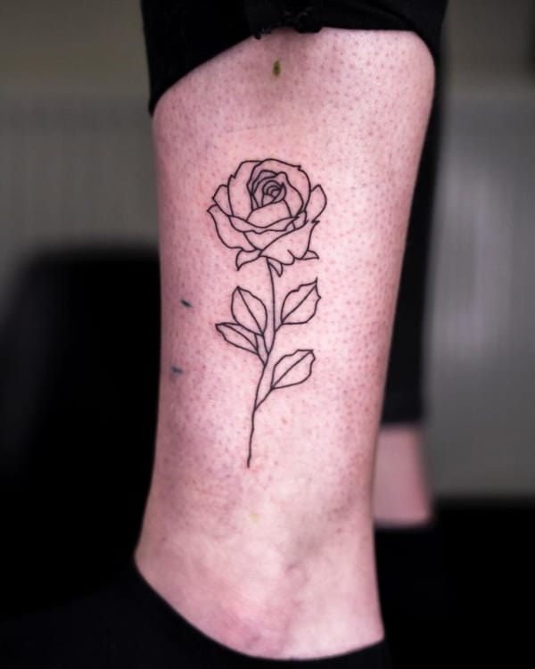 tatuagem fineline feminina rosa