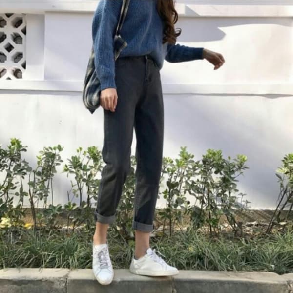 como usar calça mom jeans preta com tênis branco