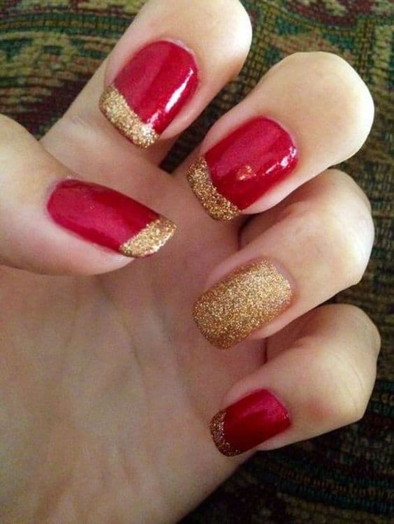 unhas vermelhas com francesinha de glitter dourado