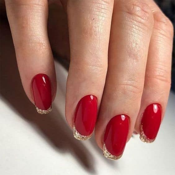 unhas vermelhas decoradas com francesinha de glitter