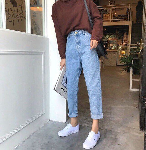 look vintage com calça mom jeans e suéter