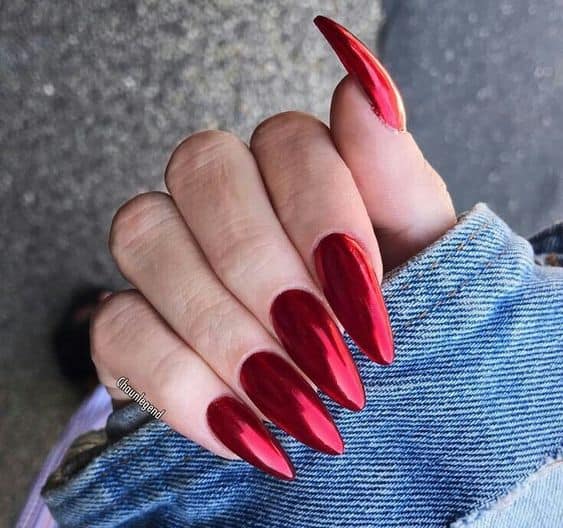 unha stiletto com esmalte vermelho metálico