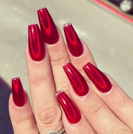 unha bailarina com esmalte vermelho metálico