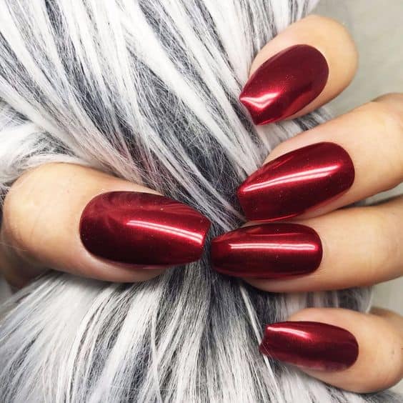 unha quadrada com esmalte vermelho escuro metálico