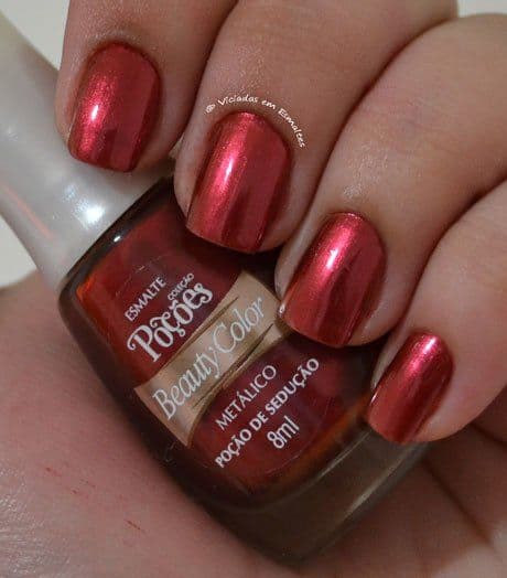 unhas curtas e quadradas com esmalte vermelho metálico