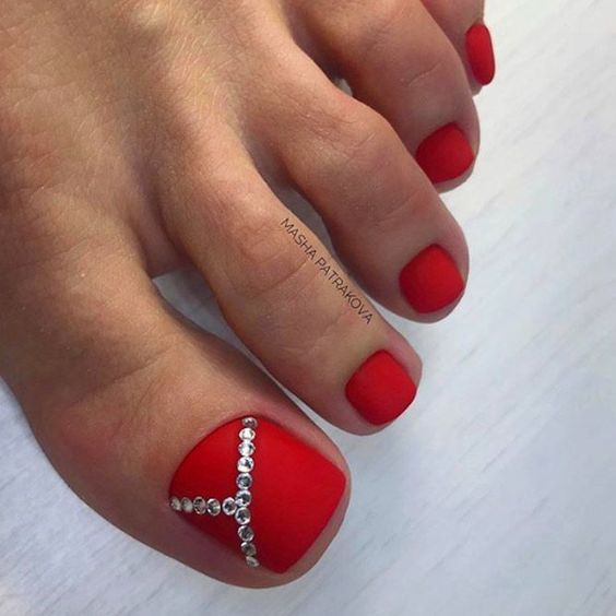 unhas do pé com esmalte vermelho fosco