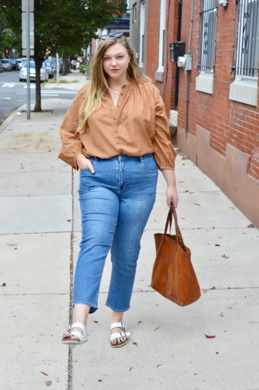 look plus size dia a dia com calça mom jeans