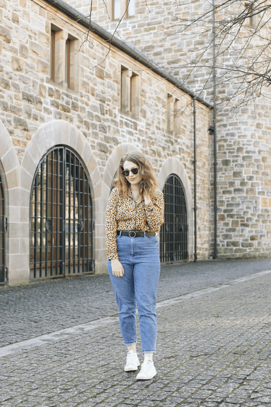 look plus size com calça mom e tênis