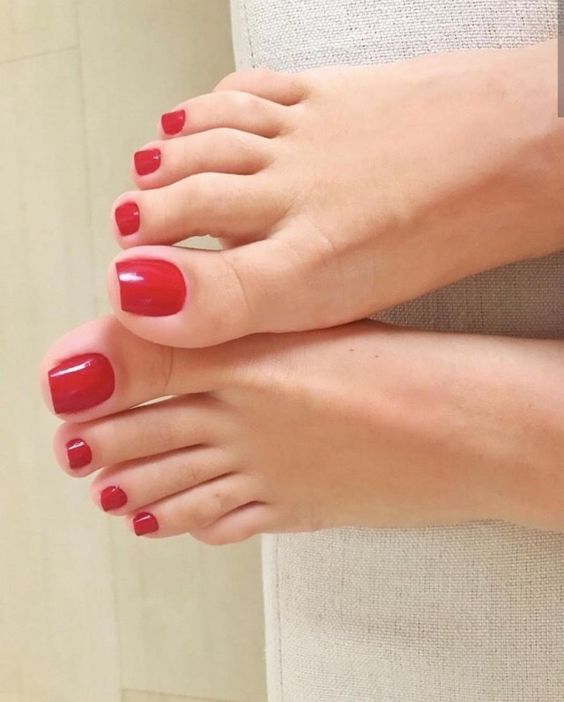 unhas do pé quadradas com esmalte vermelho