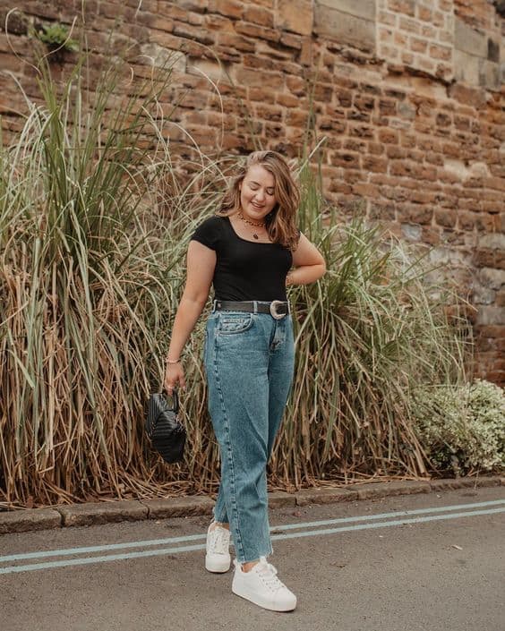 look plus size com calça mom jeans