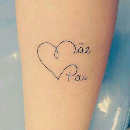 tattoo delicada com coração para pai e mãe