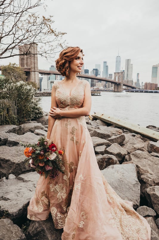 noiva com vestido rosé gold longo