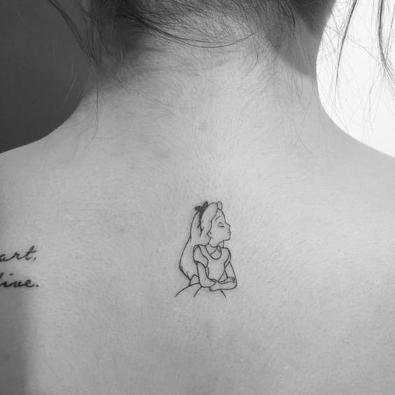 tatuagem pequena Alice no País das Maravilhas nas costas