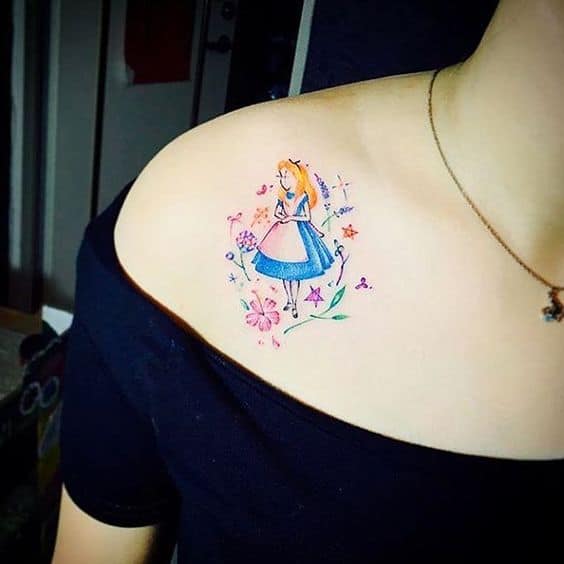 tatuagem colorida no ombro Alice no País das Maravilhas
