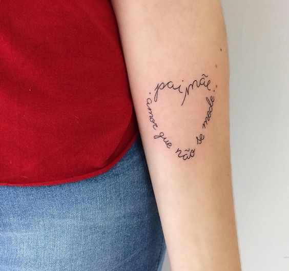 tattoo no braço com frase em homenagem aos pais