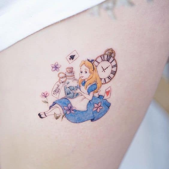 tatuagem colorida Alice no País das Maravilhas