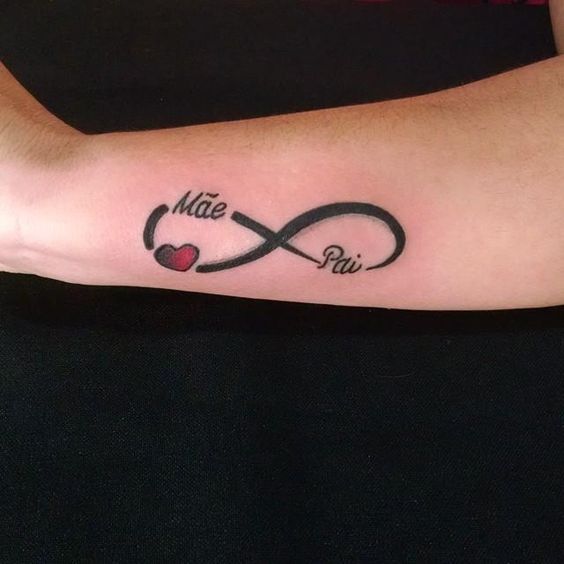 tatuagem do infinito no braço para pai e mãe