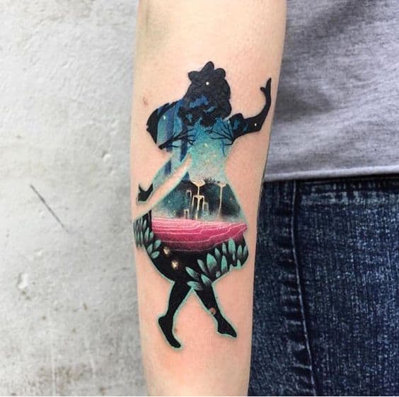 tatuagem moderna Alice no País das Maravilhas