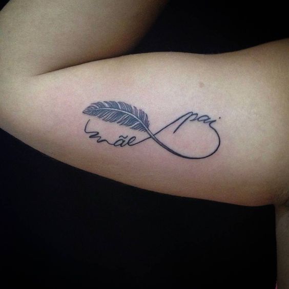 tatuagem símbolo do infinito com pena para homenagear pais