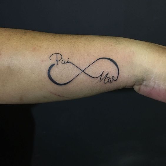 tatuagem de infinito no braço para pai e mãe