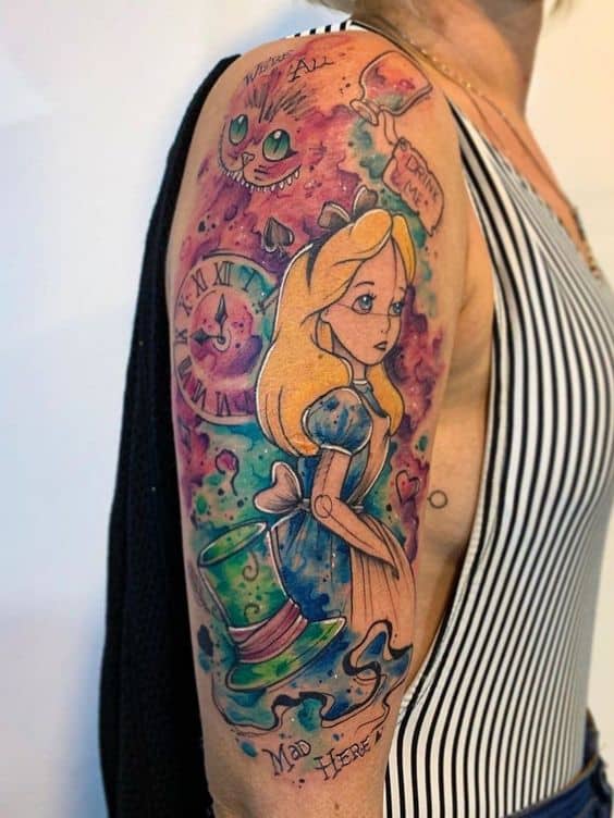 tatuagem grande no braço em aquarela Alice no País das Maravilhas