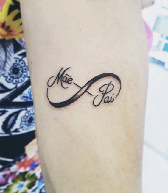 tatuagem com símbolo do infinito para homenagear pais